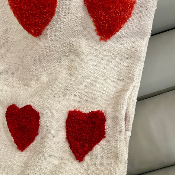 Nicole Miller Valentine’s Day Heart Throw w/pink & Red Tufted Hearts 🩷❤️ NWT - Picture 4 of 7